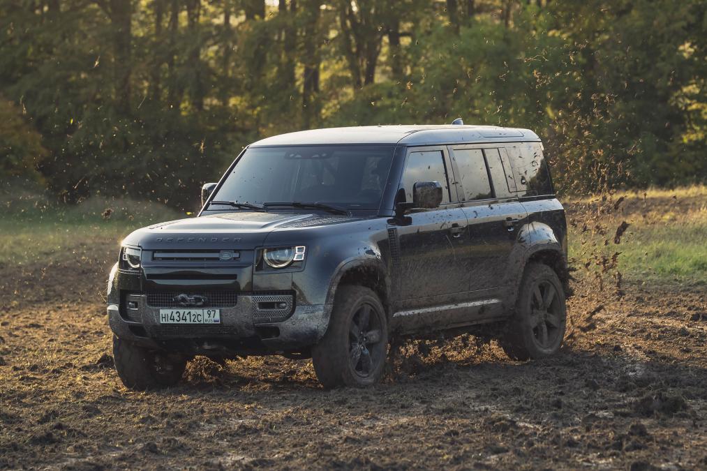 Newest Land Rover Defender seen on-set of the latest James Bond film